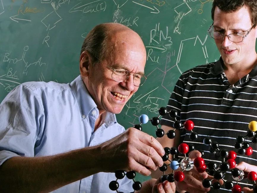 果壳对话2022诺奖得主夏普莱斯：我是这样理解点击化学的丨直击诺奖休闲区蓝鸢梦想 - Www.slyday.coM