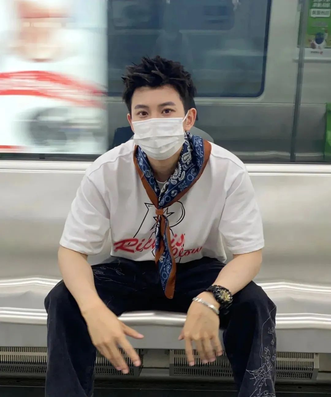 金秋十月，在“落花流水”的时节，如何掌握花系穿搭？休闲区蓝鸢梦想 - Www.slyday.coM