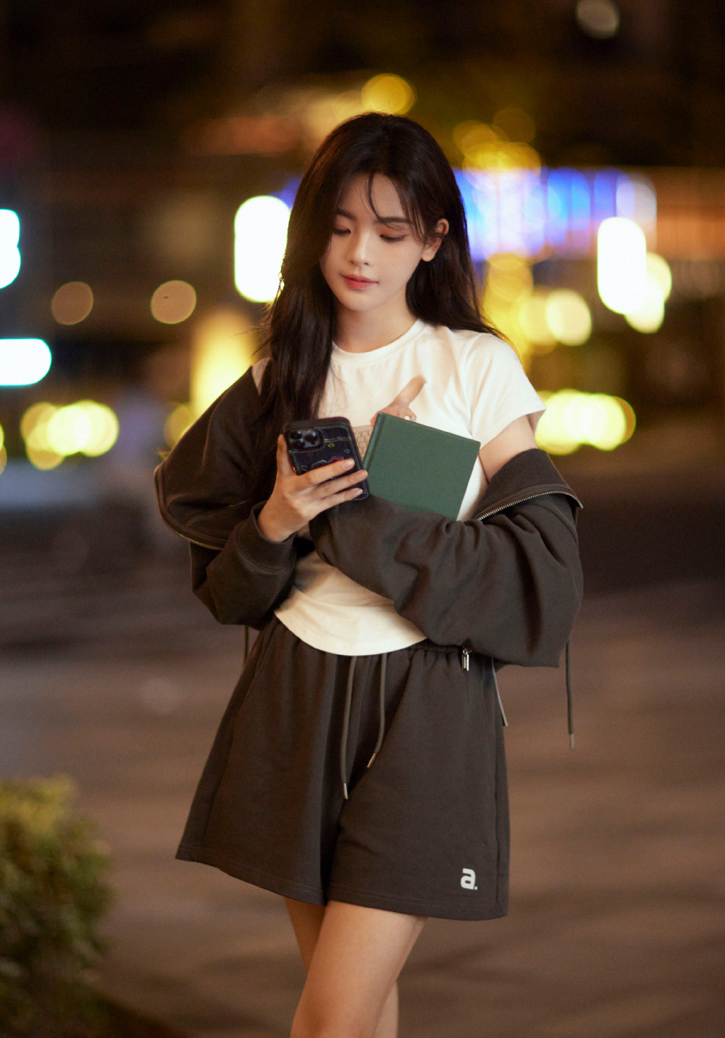 杨超越街头校园风写真大片释出 手执书本长发披肩气质温柔|校园风