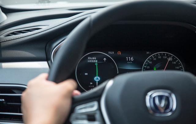 高速开到120，依然被人超车！是钱多不怕罚，还是有别的原因？休闲区蓝鸢梦想 - Www.slyday.coM