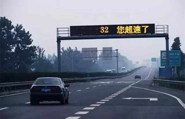 高速开到120，依然被人超车！是钱多不怕罚，还是有别的原因？休闲区蓝鸢梦想 - Www.slyday.coM