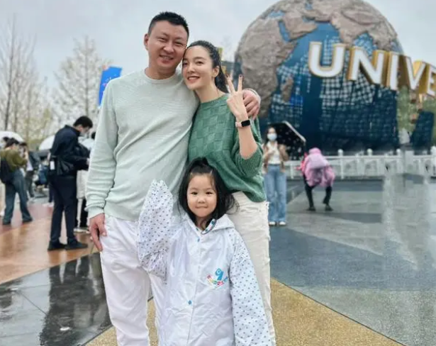 王励勤前女友晒近照!身材高挑一家3口幸福美满,曾经历2段婚姻|刘彦池|王励勤|近照_新浪新闻
