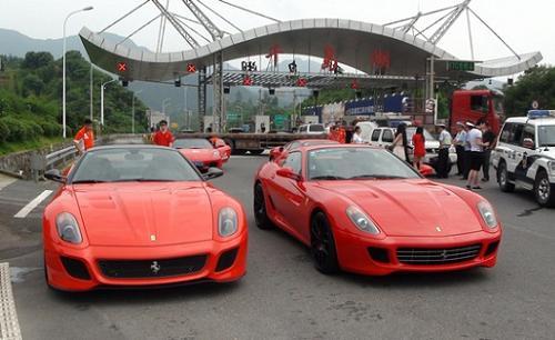 高速开到120，依然被人超车！是钱多不怕罚，还是有别的原因？休闲区蓝鸢梦想 - Www.slyday.coM