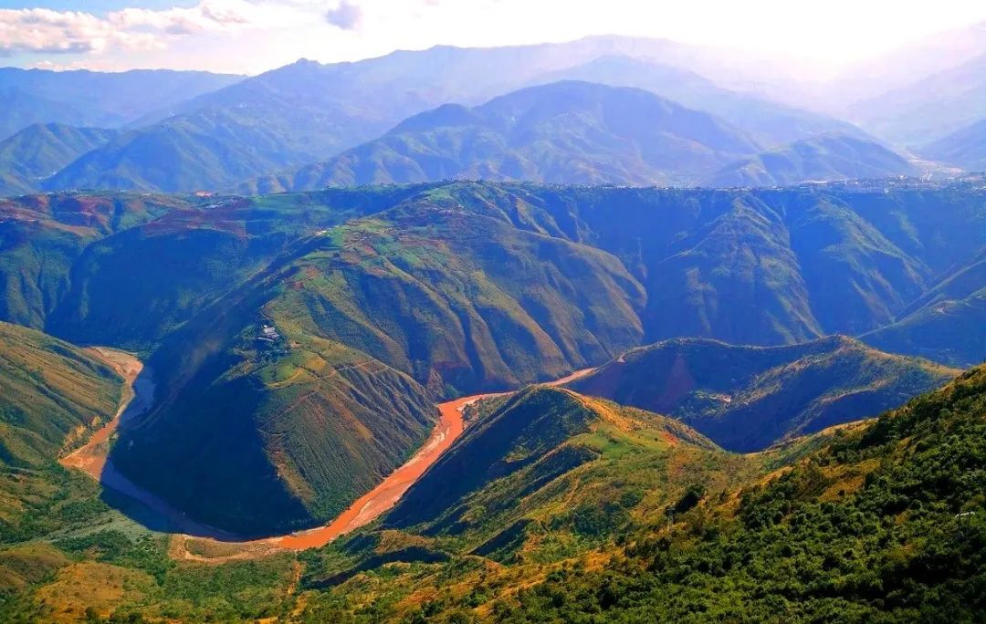 "奢侈豪横 " 石屏这个村猪圈都用化石建__财经头条
