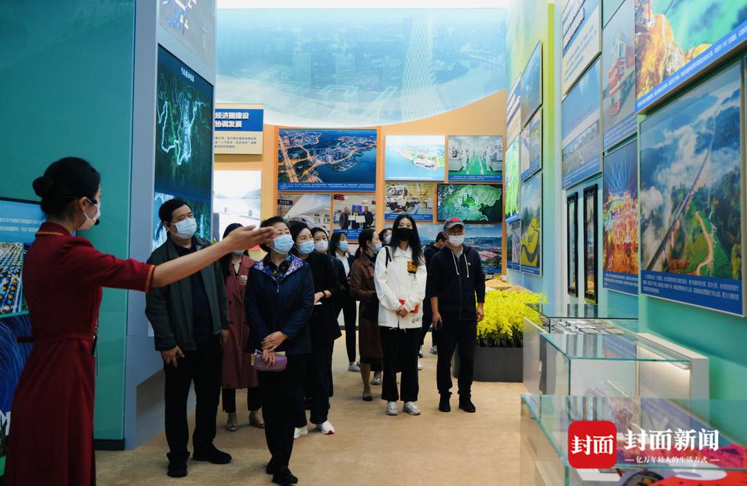 被人民日报头版“推荐”的四川展区 是什么感动了讲解员？｜“奋进新时代”主题成就展休闲区蓝鸢梦想 - Www.slyday.coM