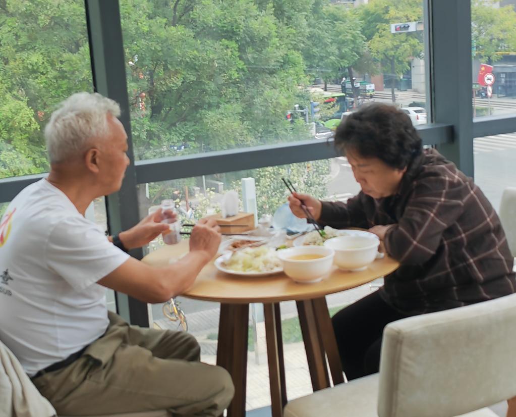陕西西安：“吃食堂”渐成老年人生活新风尚