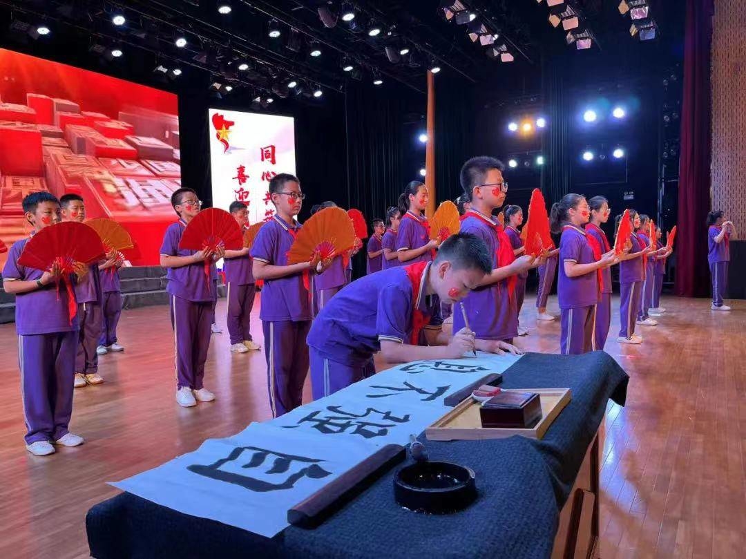 这是给祖国最美的告白！“爱我中华 爱我爱华”烟台爱华双语学校迎国庆系列活动精彩上演休闲区蓝鸢梦想 - Www.slyday.coM