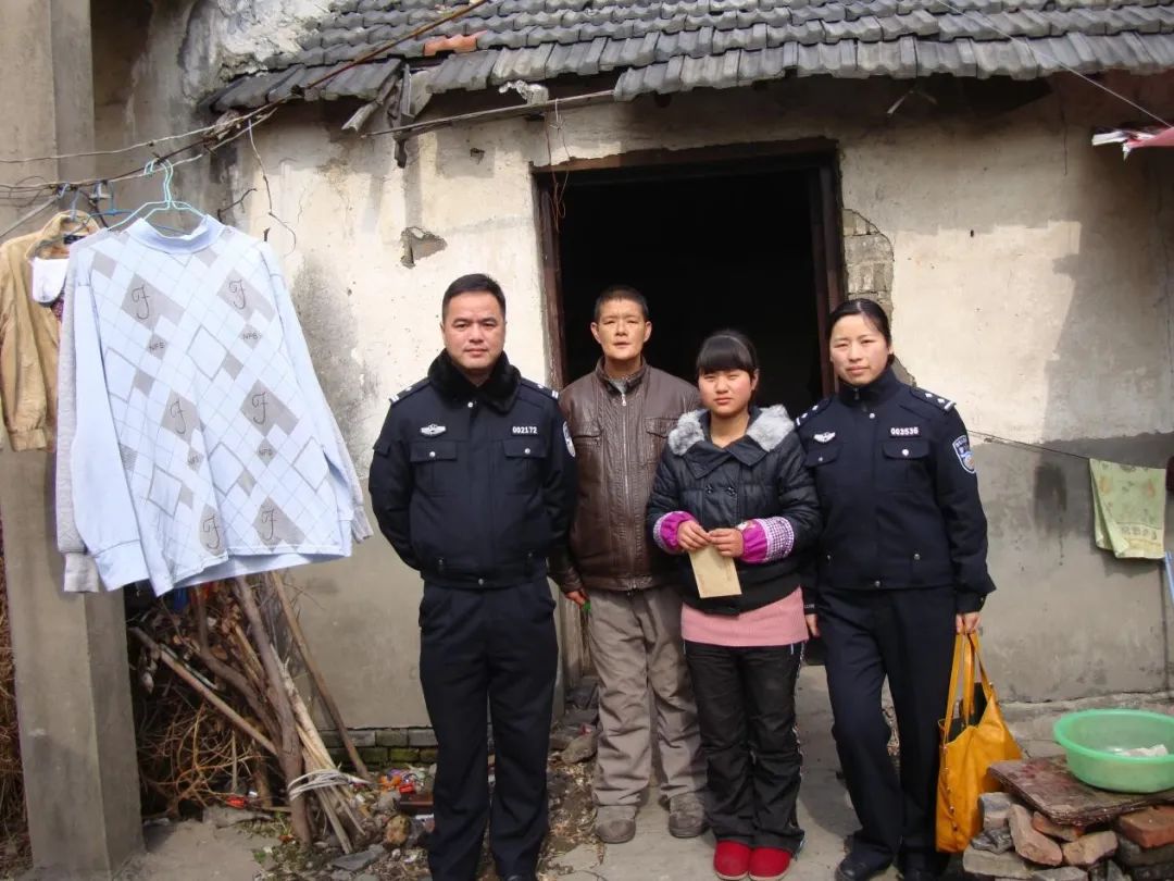 她结婚了！第一时间和警队报喜：“快看我的结婚证！”休闲区蓝鸢梦想 - Www.slyday.coM