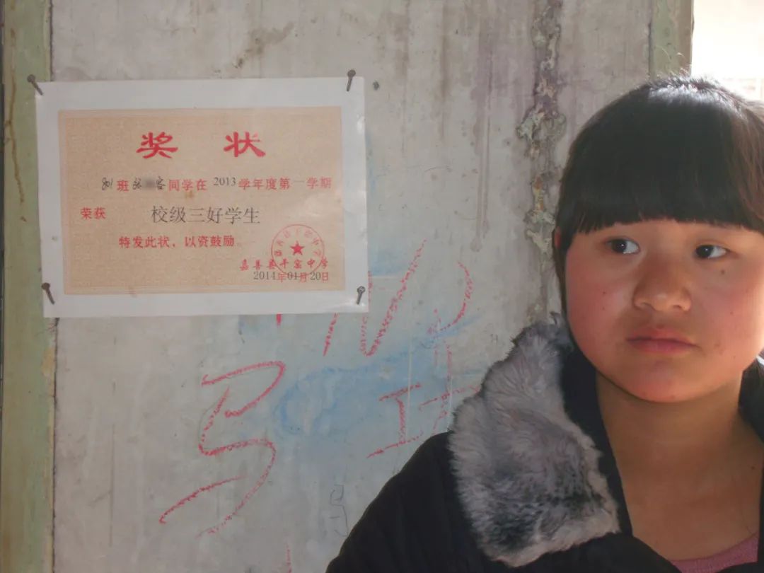 她结婚了！第一时间和警队报喜：“快看我的结婚证！”休闲区蓝鸢梦想 - Www.slyday.coM