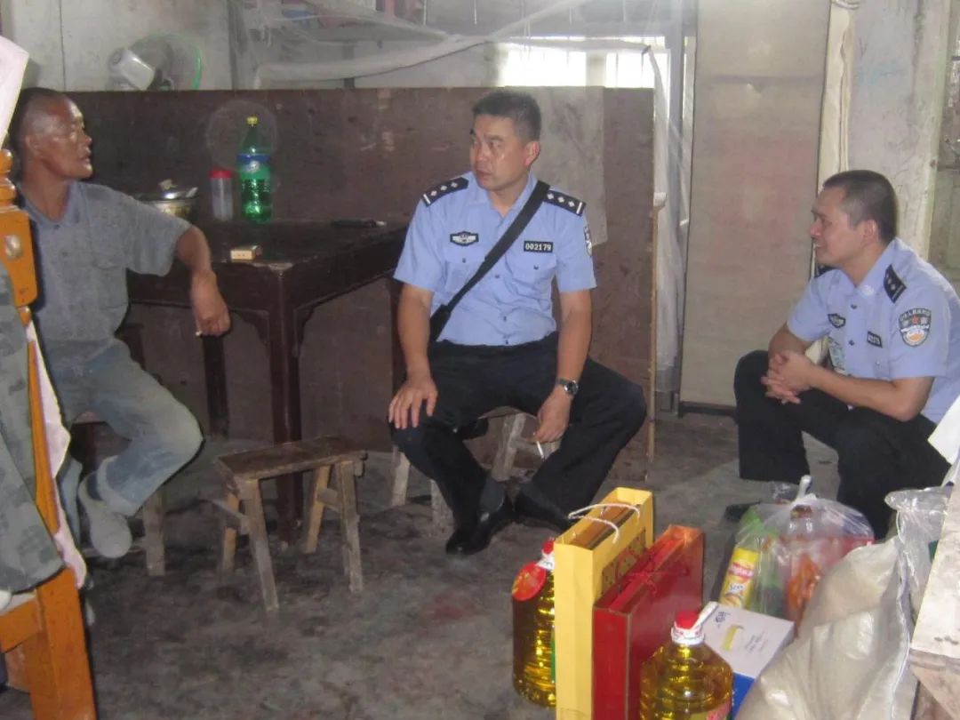 她结婚了！第一时间和警队报喜：“快看我的结婚证！”休闲区蓝鸢梦想 - Www.slyday.coM