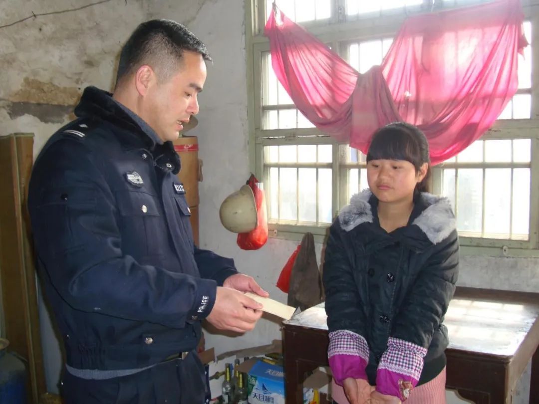 她结婚了！第一时间和警队报喜：“快看我的结婚证！”休闲区蓝鸢梦想 - Www.slyday.coM