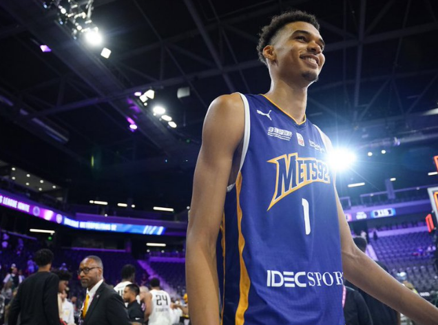 詹姆斯：从没见过像文班亚马这么高但这么流畅优雅的球员休闲区蓝鸢梦想 - Www.slyday.coM