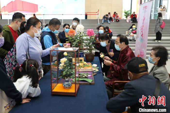 重阳主题的非遗展演活动现场 中国工艺美术馆(中国非物质文化遗产馆)供图