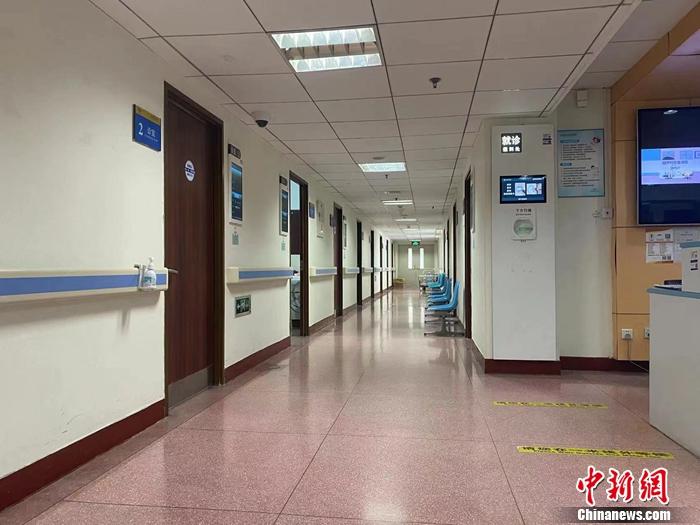 图为北京某三甲医院就诊区。 中新财经 葛成 摄