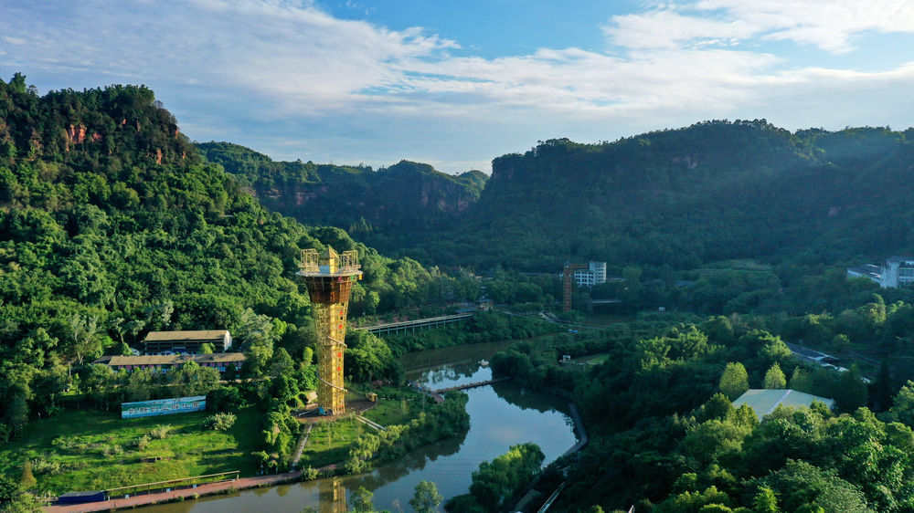 9月28日在四川泸州纳溪区大渡口镇拍摄的长江支流清溪河与长江交汇口.