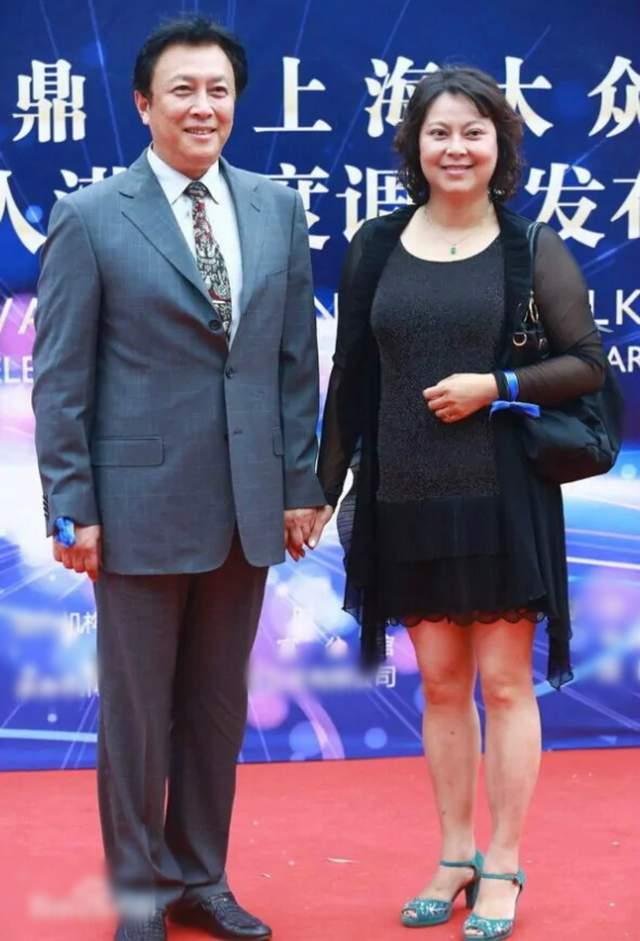 70岁唐国强现身饭店聚会,二婚妻子壮丽露面,夫妻俩被赞举止亲切