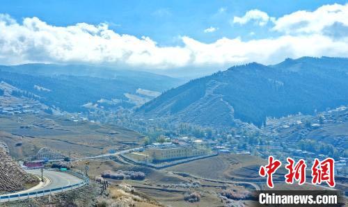 绵延起伏的天山上,云杉耸立,层层叠叠。 史可 摄