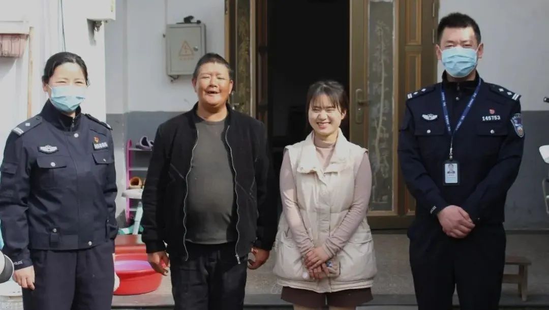 她结婚了！第一时间和警队报喜：“快看我的结婚证！”休闲区蓝鸢梦想 - Www.slyday.coM