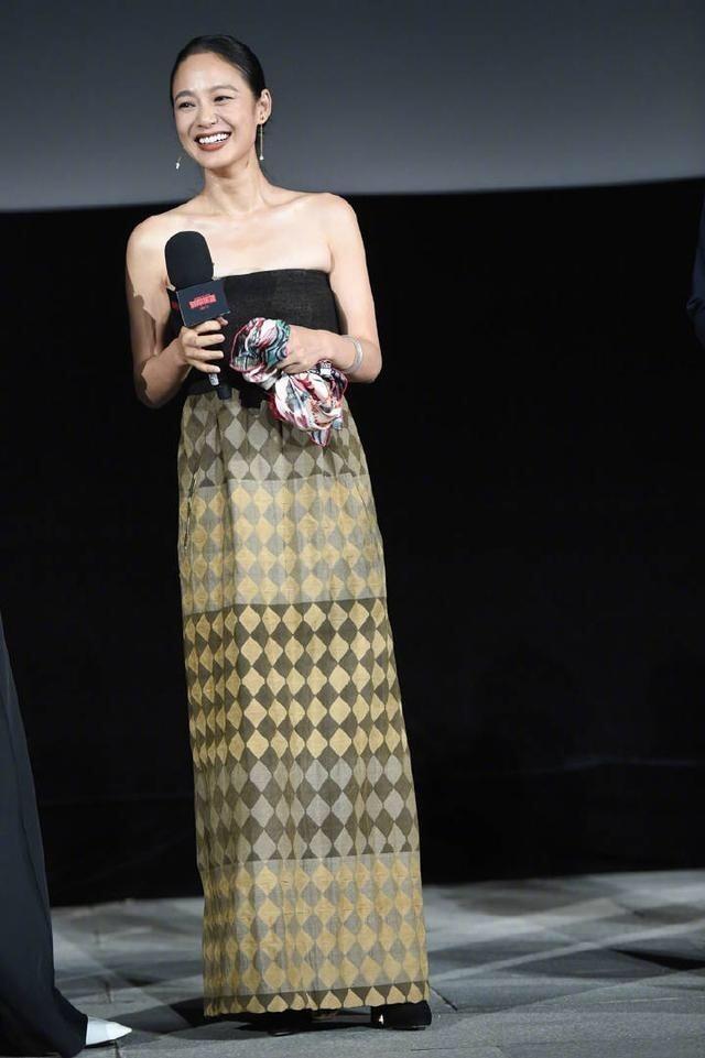 姜文老婆太好看了！周韵穿礼服裙高贵灵气，夫妻俩全程搂腰牵手休闲区蓝鸢梦想 - Www.slyday.coM