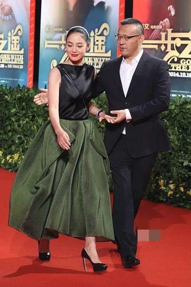 姜文老婆太好看了！周韵穿礼服裙高贵灵气，夫妻俩全程搂腰牵手休闲区蓝鸢梦想 - Www.slyday.coM