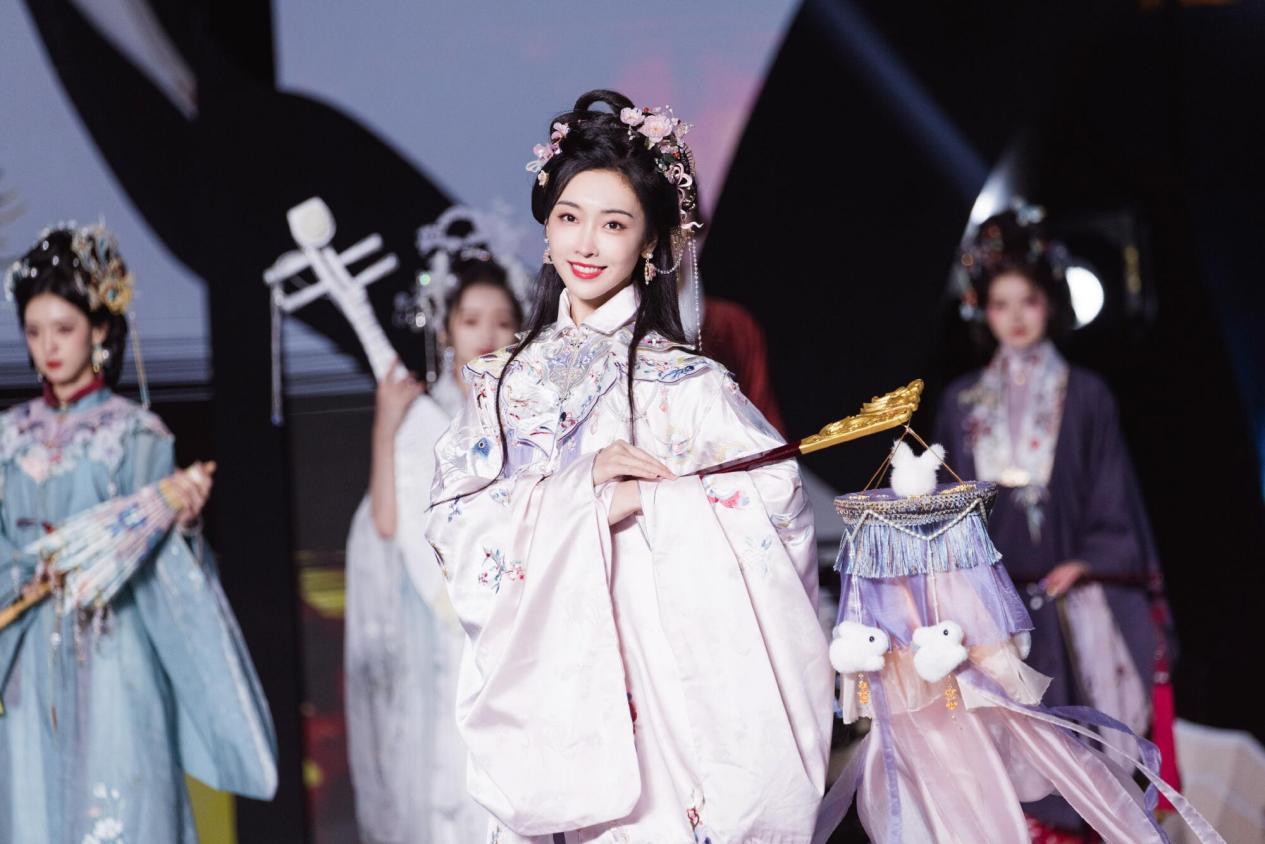 被穿汉服的宣璐惊艳到了!古典又端庄,越看越心动休闲区蓝鸢梦想 - Www.slyday.coM 被穿汉服的宣璐惊艳到了!古典又端庄,越看越心动休闲区蓝鸢梦想 - Www.slyday.coM