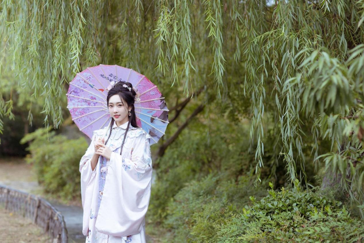 被穿汉服的宣璐惊艳到了!古典又端庄,越看越心动休闲区蓝鸢梦想 - Www.slyday.coM 被穿汉服的宣璐惊艳到了!古典又端庄,越看越心动休闲区蓝鸢梦想 - Www.slyday.coM