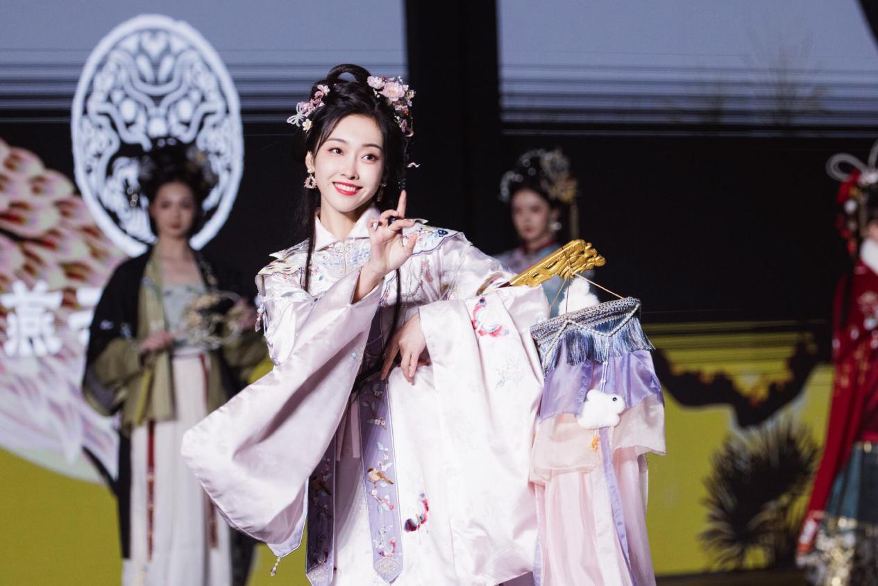 被穿汉服的宣璐惊艳到了!古典又端庄,越看越心动休闲区蓝鸢梦想 - Www.slyday.coM 被穿汉服的宣璐惊艳到了!古典又端庄,越看越心动休闲区蓝鸢梦想 - Www.slyday.coM