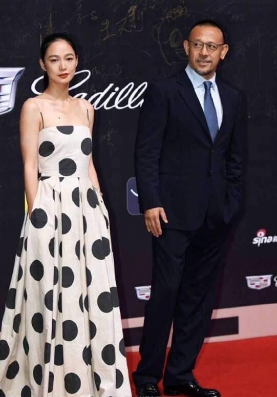 姜文老婆太好看了！周韵穿礼服裙高贵灵气，夫妻俩全程搂腰牵手休闲区蓝鸢梦想 - Www.slyday.coM