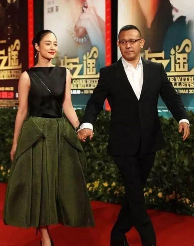 姜文老婆太好看了！周韵穿礼服裙高贵灵气，夫妻俩全程搂腰牵手休闲区蓝鸢梦想 - Www.slyday.coM