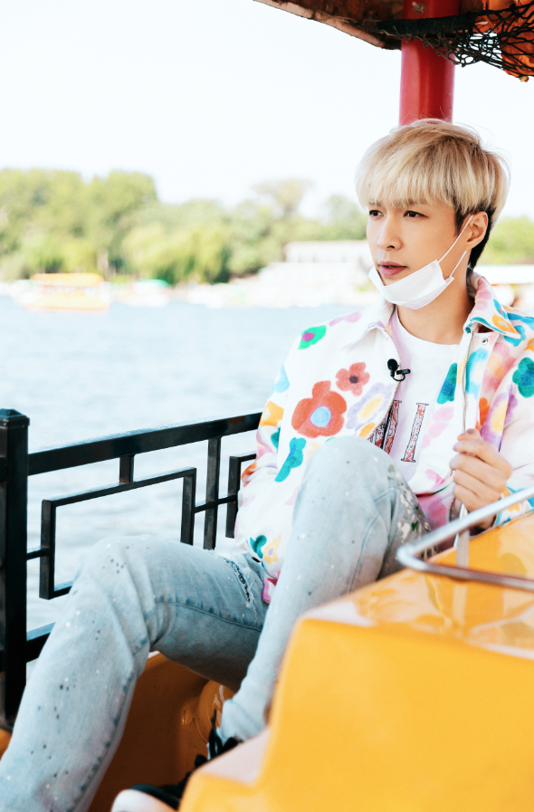 张艺兴庆生照，3套时尚服饰搭配金色发型，状态真好！休闲区蓝鸢梦想 - Www.slyday.coM