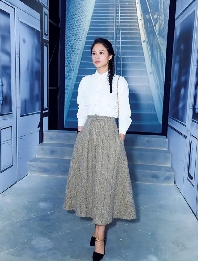 姜文老婆太好看了！周韵穿礼服裙高贵灵气，夫妻俩全程搂腰牵手休闲区蓝鸢梦想 - Www.slyday.coM