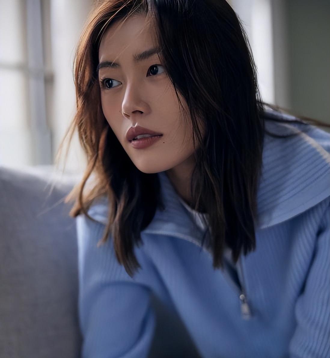 刘雯已经穿上秋季毛衣，还在滑梯旁拍照，状态非常令人羡慕休闲区蓝鸢梦想 - Www.slyday.coM