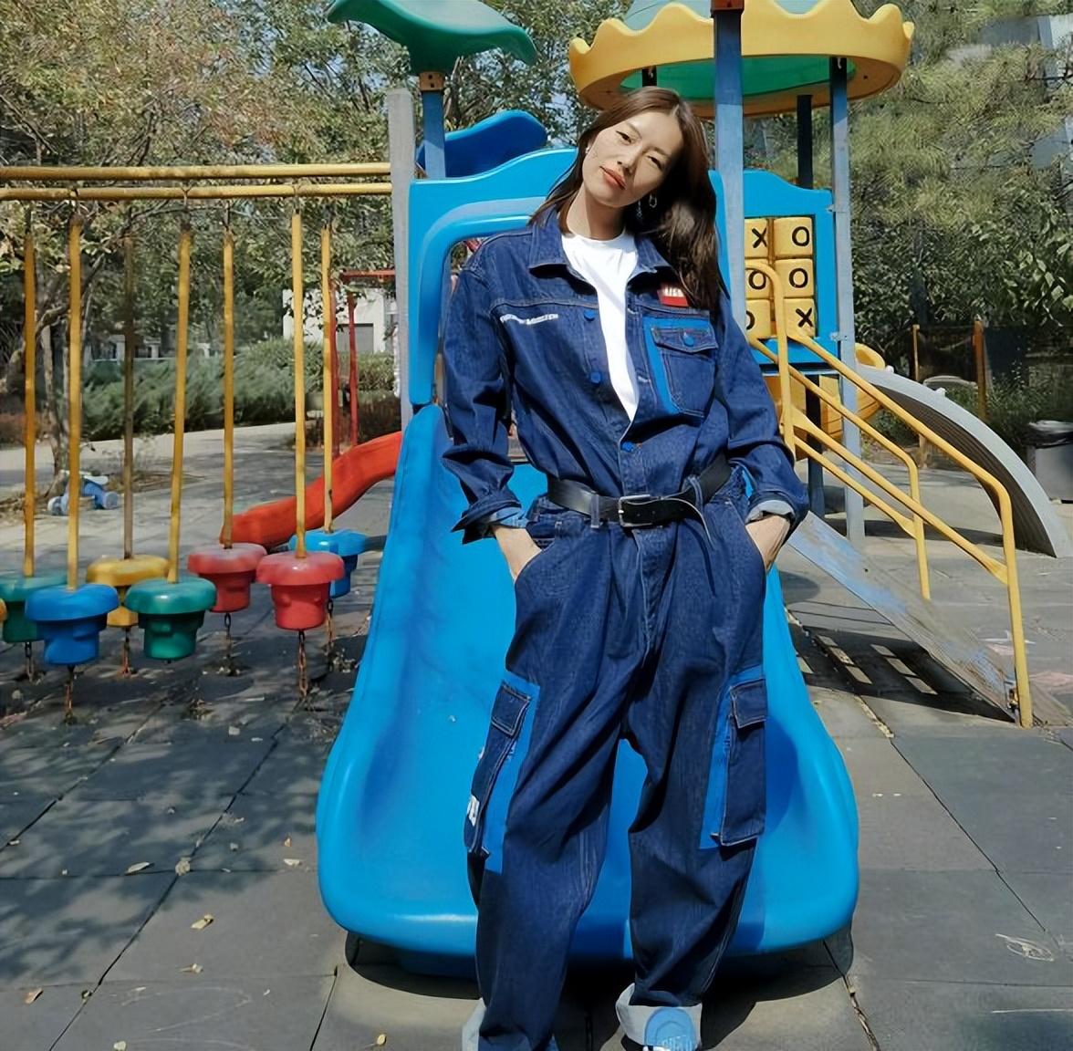 刘雯已经穿上秋季毛衣，还在滑梯旁拍照，状态非常令人羡慕休闲区蓝鸢梦想 - Www.slyday.coM