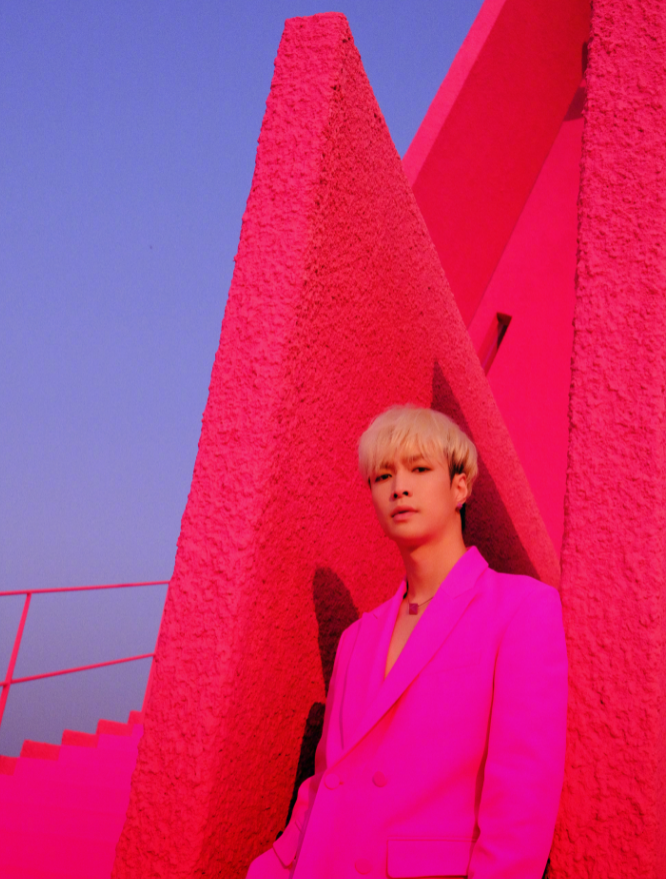 张艺兴庆生照，3套时尚服饰搭配金色发型，状态真好！休闲区蓝鸢梦想 - Www.slyday.coM