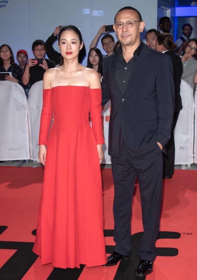 姜文老婆太好看了！周韵穿礼服裙高贵灵气，夫妻俩全程搂腰牵手休闲区蓝鸢梦想 - Www.slyday.coM