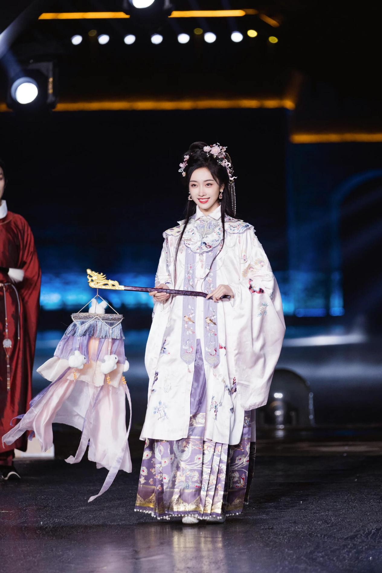 被穿汉服的宣璐惊艳到了!古典又端庄,越看越心动休闲区蓝鸢梦想 - Www.slyday.coM 被穿汉服的宣璐惊艳到了!古典又端庄,越看越心动休闲区蓝鸢梦想 - Www.slyday.coM