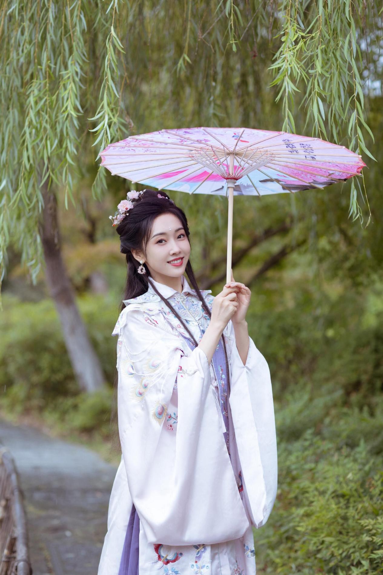 被穿汉服的宣璐惊艳到了!古典又端庄,越看越心动休闲区蓝鸢梦想 - Www.slyday.coM 被穿汉服的宣璐惊艳到了!古典又端庄,越看越心动休闲区蓝鸢梦想 - Www.slyday.coM