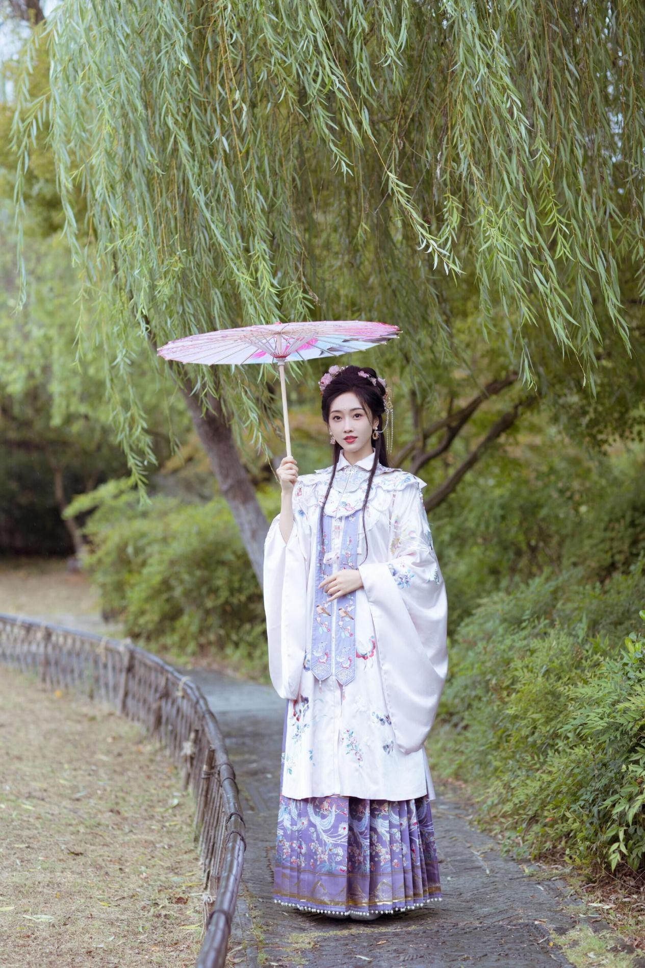 被穿汉服的宣璐惊艳到了!古典又端庄,越看越心动休闲区蓝鸢梦想 - Www.slyday.coM 被穿汉服的宣璐惊艳到了!古典又端庄,越看越心动休闲区蓝鸢梦想 - Www.slyday.coM