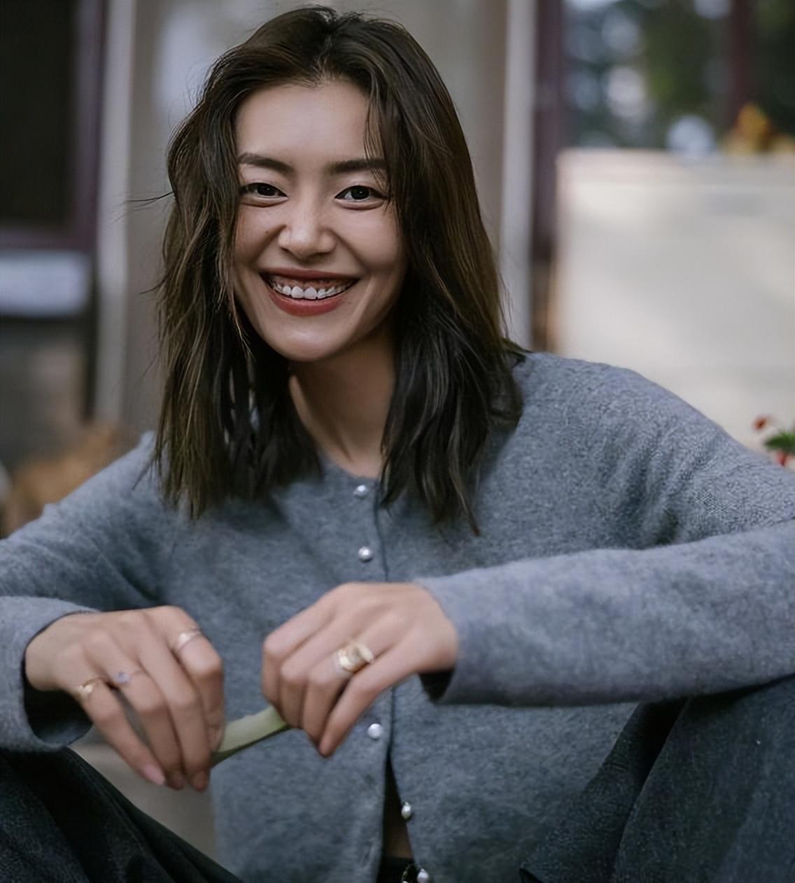 刘雯已经穿上秋季毛衣，还在滑梯旁拍照，状态非常令人羡慕休闲区蓝鸢梦想 - Www.slyday.coM