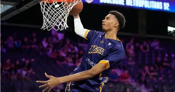 字母哥：文班亚马是前所未有的球员，有望成为历史最佳之一休闲区蓝鸢梦想 - Www.slyday.coM