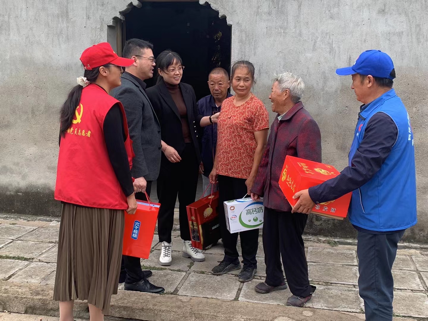 爱心企业家携手便仓社区重阳节走访老人