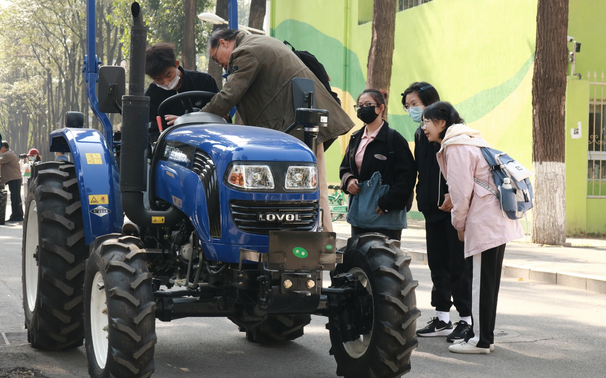 学生校园内学开拖拉机，中国农业大学国庆期间推出多项体验活动
