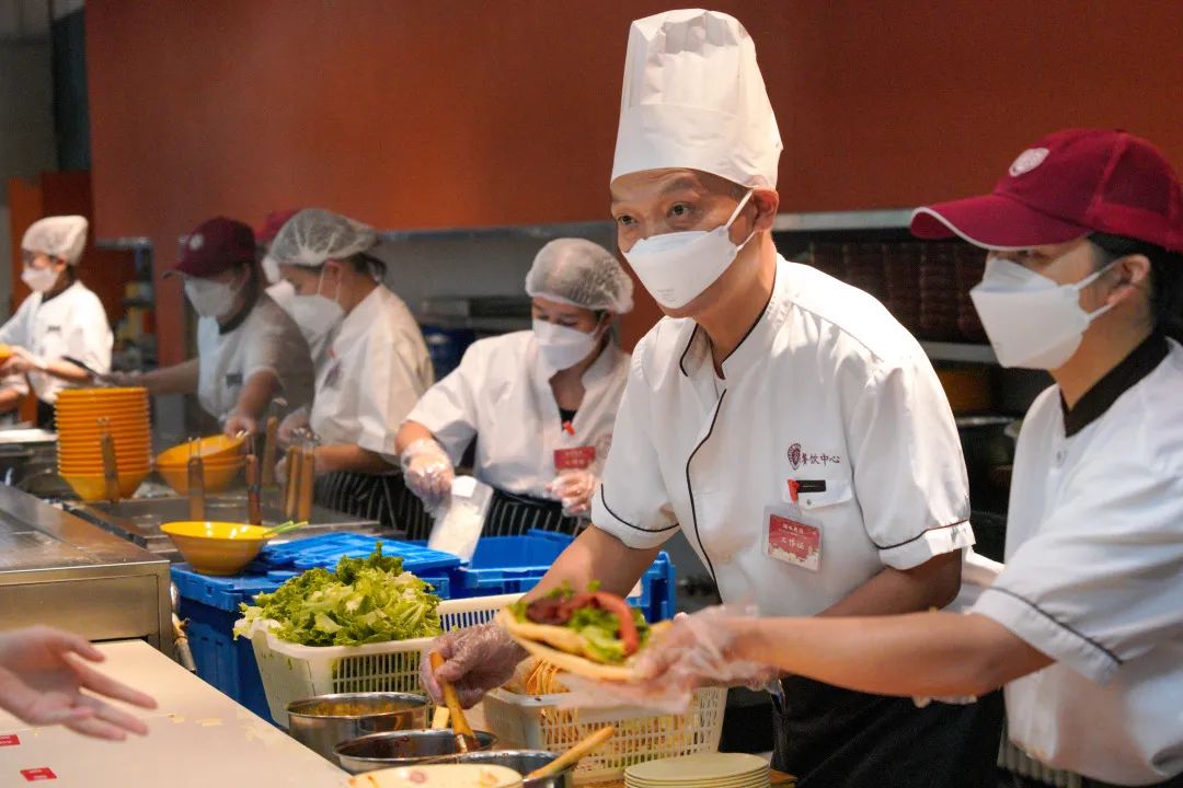 “送儿子上北大店铺歇业”的彭爸爸受邀到北大做鸡蛋灌饼 第4张