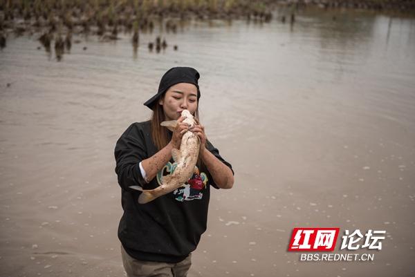 舌尖上的稻田！假期的最后一天，看看抓稻花鱼的苗乡妹子有多快乐休闲区蓝鸢梦想 - Www.slyday.coM