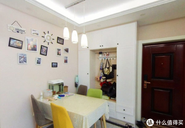 90后小夫妻的幸福婚房，80㎡简洁两居室，被回字玄关柜惊艳到了休闲区蓝鸢梦想 - Www.slyday.coM