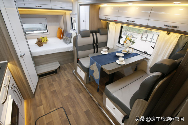 巨威房车依维柯c型橙色双拓展欧式简约风格亮丽出行