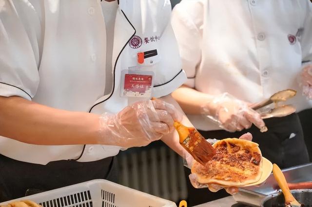 “送儿子去北大”的鸡蛋灌饼店主又来北大了！这次他的身份是→休闲区蓝鸢梦想 - Www.slyday.coM