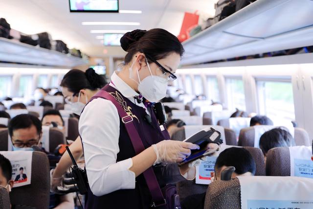 合肥客运段乘务人员为旅客办理补票服务