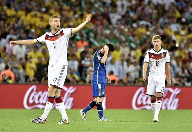 2014年世界杯决赛，阿根廷队不敌德国队，梅西与队友距离大力神杯仅一步之遥。图片来源：新华社