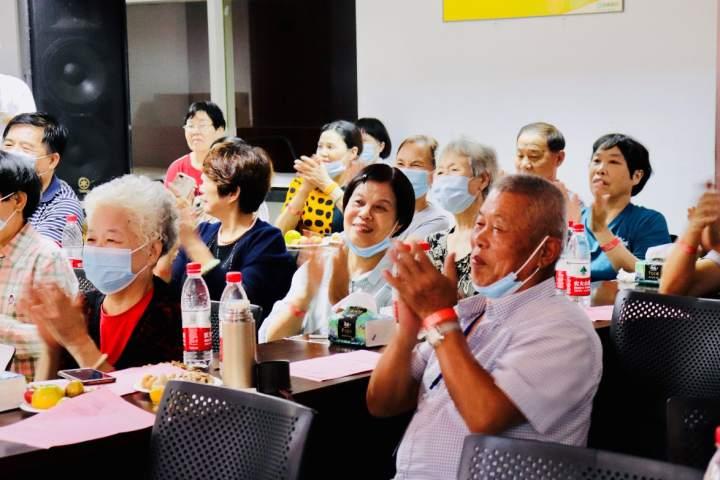 这个银行举办了一场“演唱会”，邀请的观众都是老年朋友休闲区蓝鸢梦想 - Www.slyday.coM